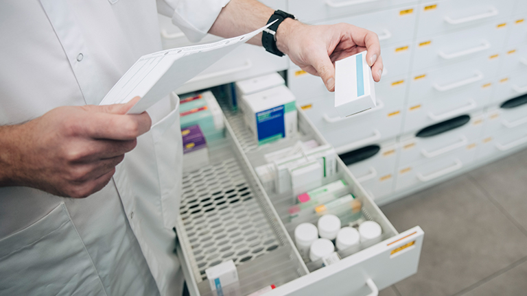 Apotheker houdt medicijn vast