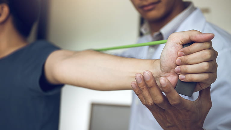 Man krijgt fysiotherapie voor zijn arm