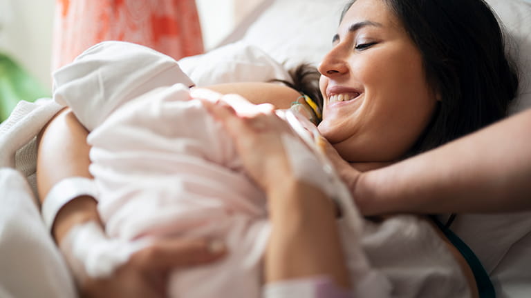 Vrouw met baby krijgt hulp van lactatiekundige