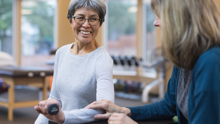 Vrouw tilt gewichtje