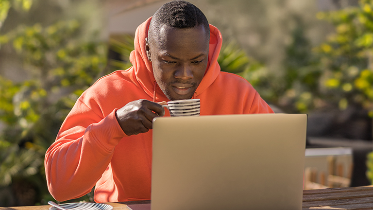 Man vult wachtlijstbemiddeling GGZ formulier in