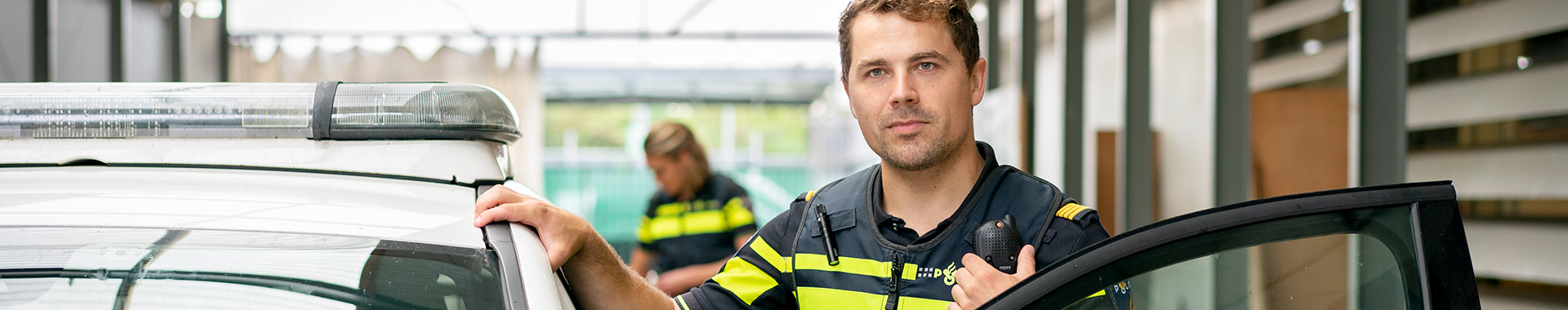 Politie agent stapt uit auto