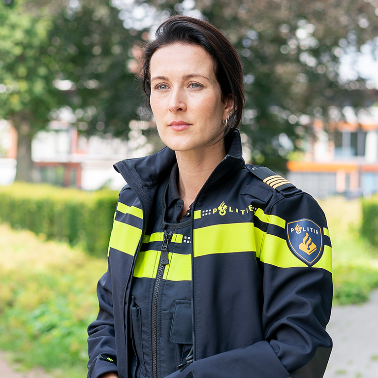 Politievrouw kijkt