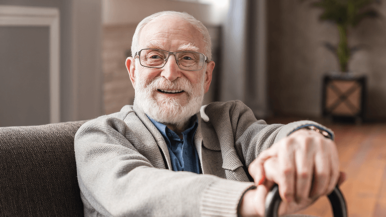 Oude man met wandelstok