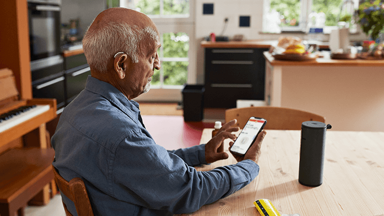 Man met telefoon in hand