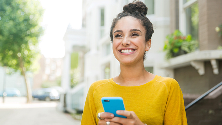 Meisje met telefoon in handen