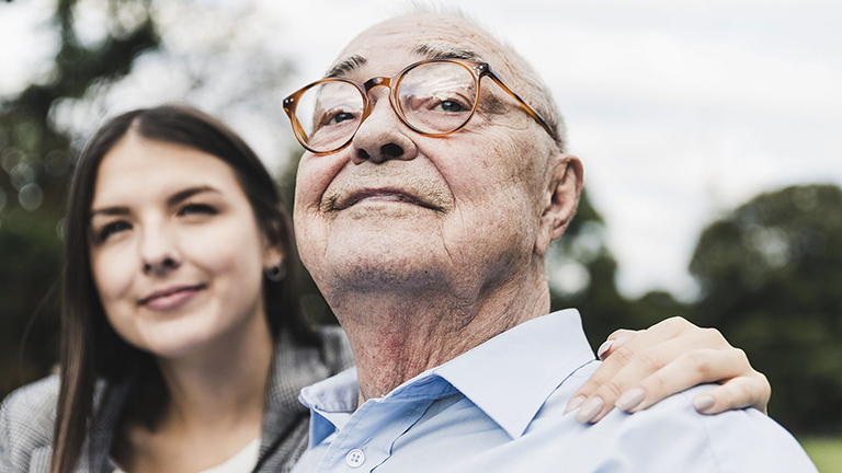 Oude man met mantelzorger