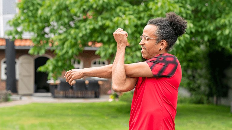 Iemand die spieren rekt en strekt