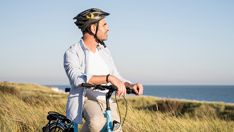 Man op fiets met helm