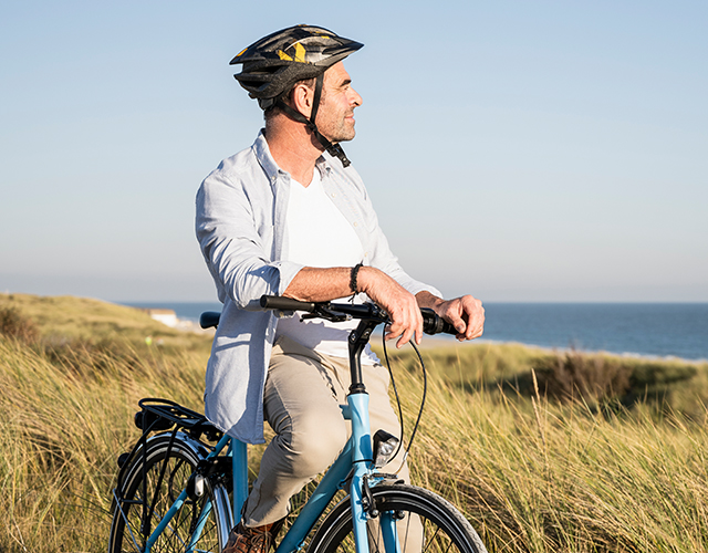 Man op fiets met helm