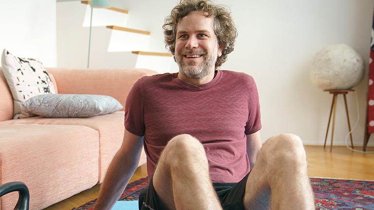 iemand is thuis aan het sporten