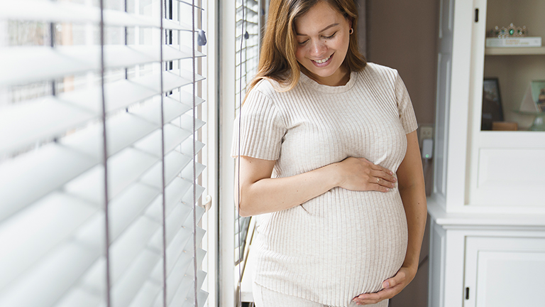 Vrouw met zwangere buik
