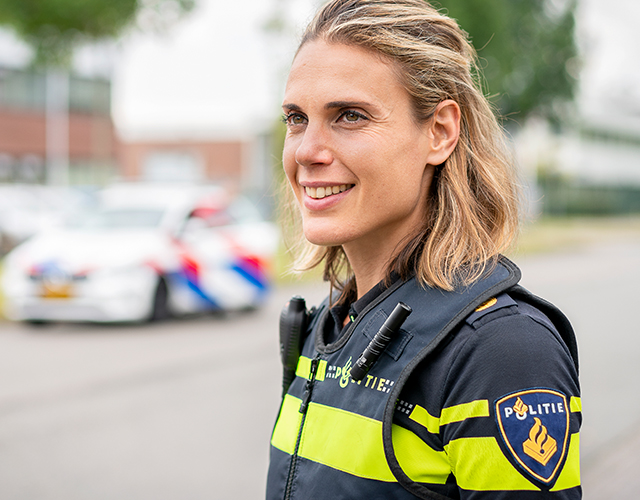 Agente kijkt in de verte