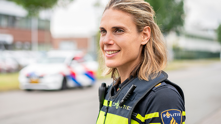 Agente kijkt in de verte