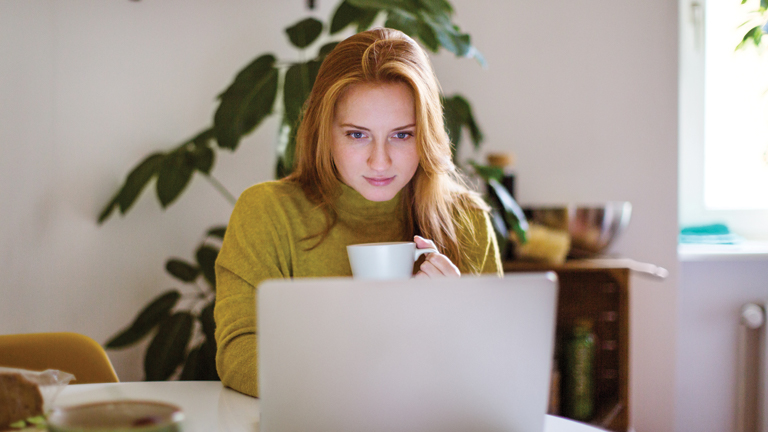 Iemand spreekt online met de psycholoog