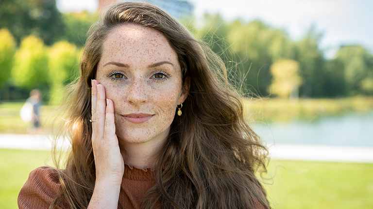 Vrouw checkt huid met SkinVision app