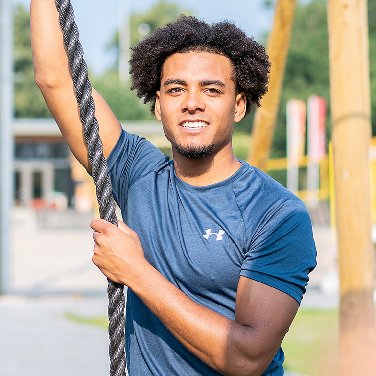 Jongeman buiten aan het sporten