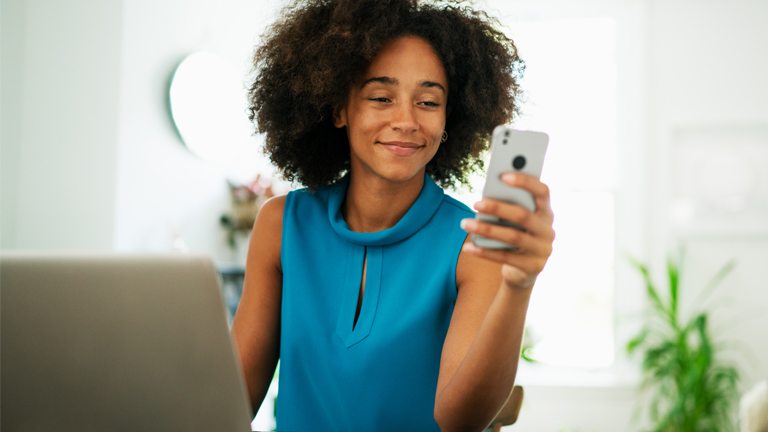 Vrouw kijkt naar haar telefoon