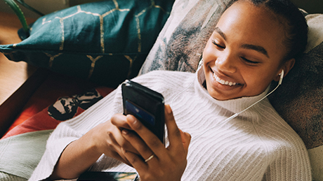 Meisje speelt telefoon in bed