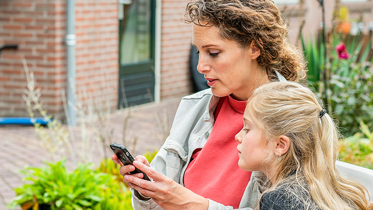 Vrouw stuurt bericht via App de verpleegkundige